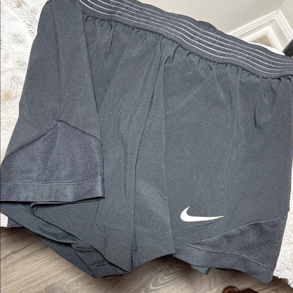 Nike Women's Woven Flex 2 in 1 Shorts with compression liner. Small - Picture 4 of 6